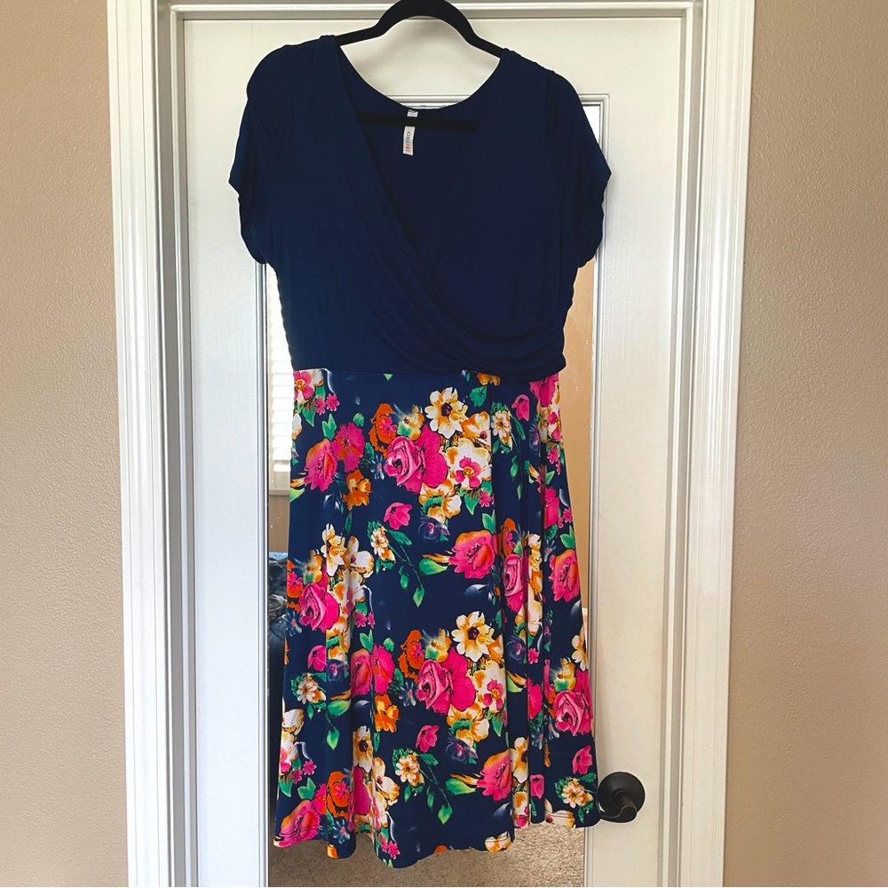 Super Cute Floral Dress with Lots of stretch Fits like XL 16